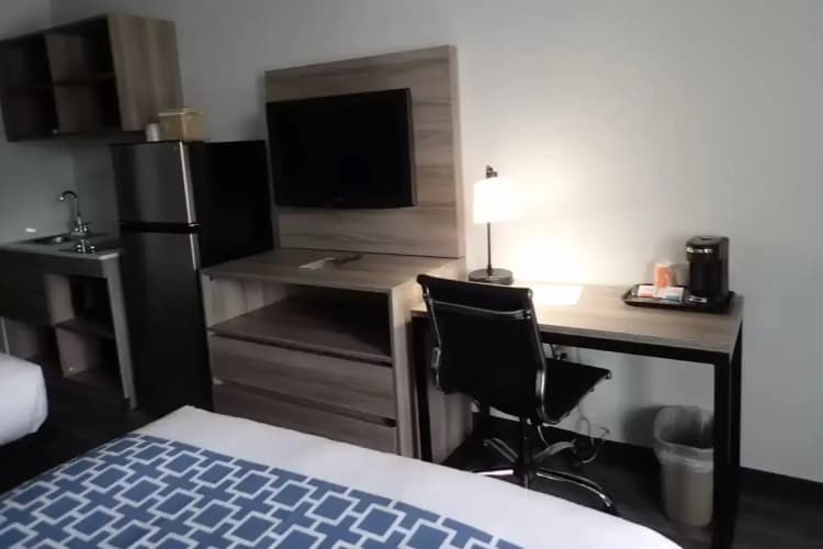 Suburban Studios Tysons Corner 5