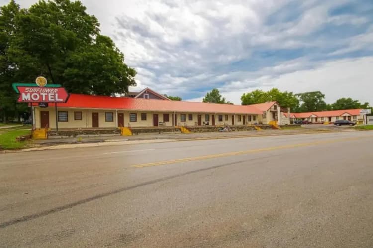 Sunflower Motel Hiawatha By Oyo 2
