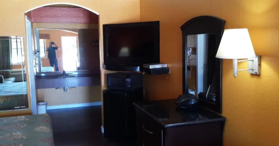 Hotel O Regency Suites Houston - IAH Beltway 8 2