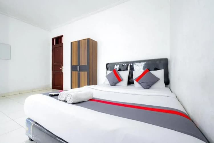 J&B Rooms Tomang By Oyo 4