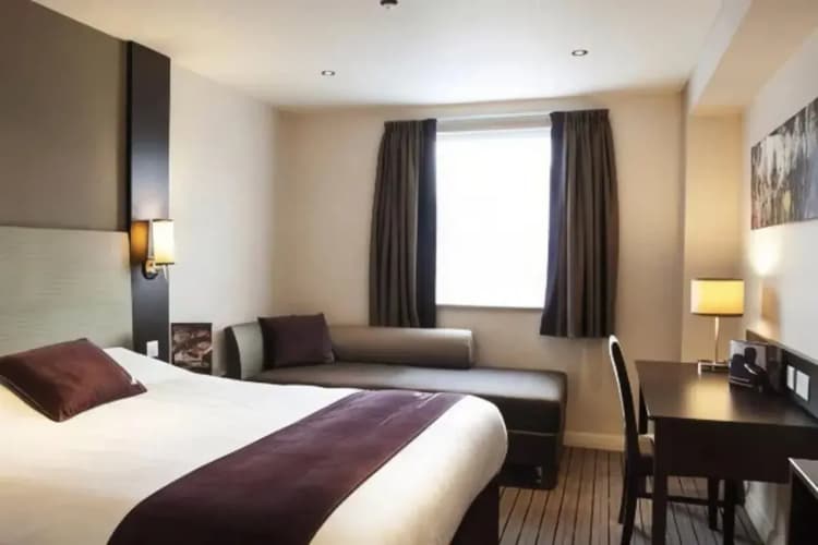 Premier Inn Manchester (Wilmslow) 3