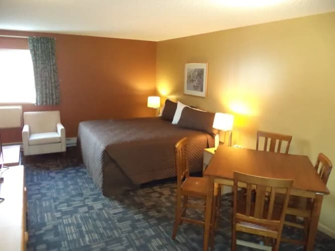 Lakeside Motor Inn 3