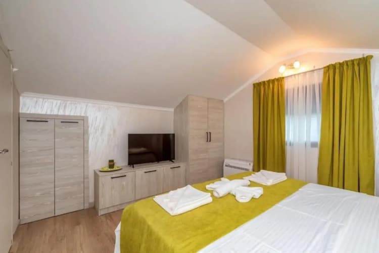 Luxury Apartments Queen 3