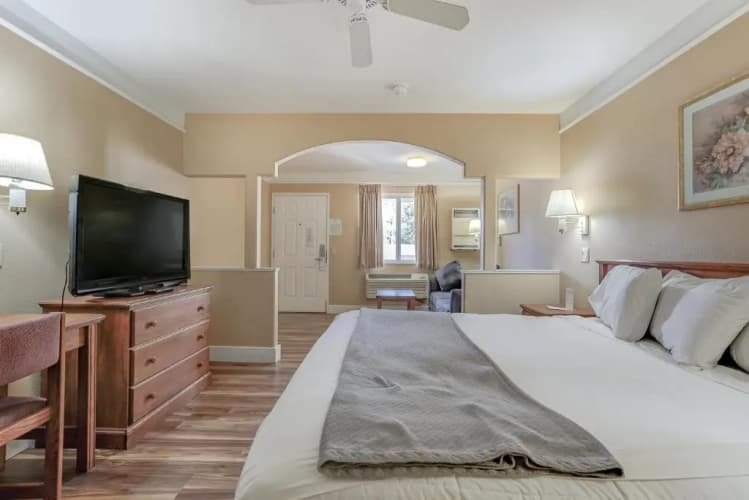 Shasta Pines Motel & Suites 5