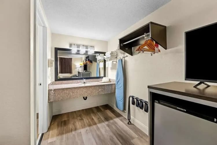 Americas Best Value Inn 5