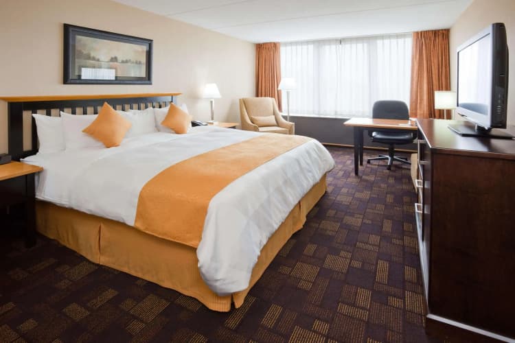 Radisson Hotel Milwaukee West 3