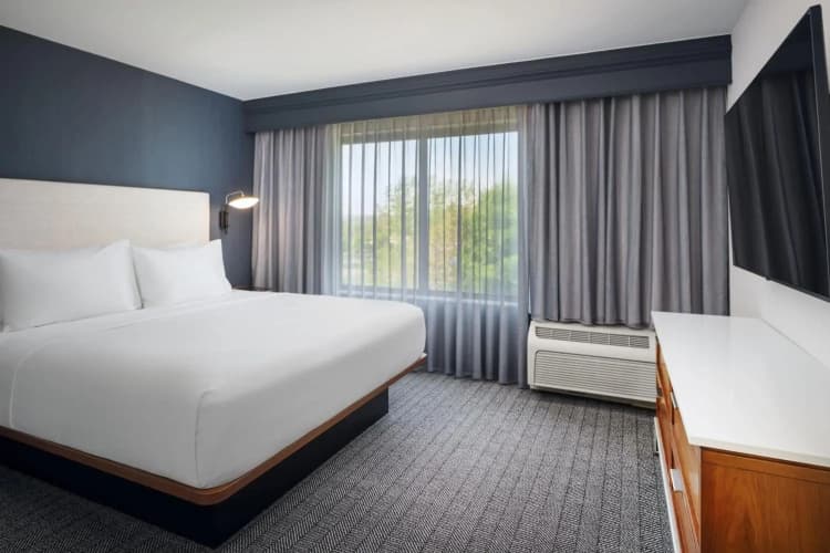 Courtyard By Marriott Kingston 3