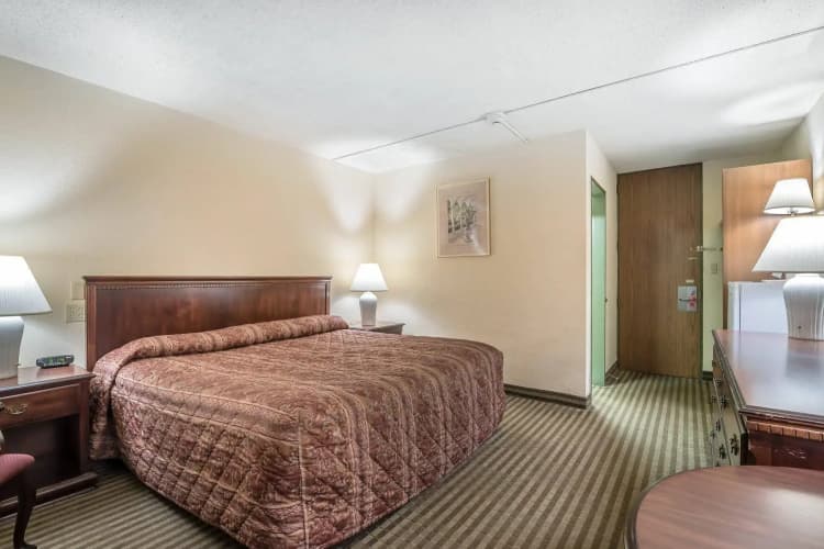 Econo Lodge Inn & Suites 3