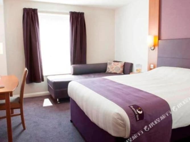 Premier Inn Huddersfield Central 4