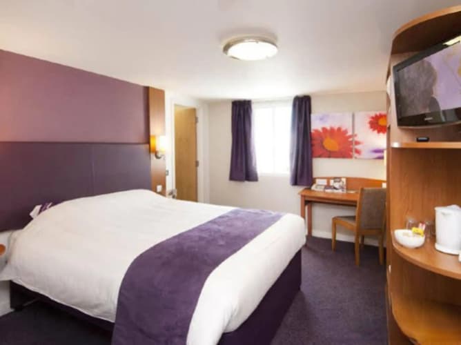 Premier Inn Huddersfield Central 3