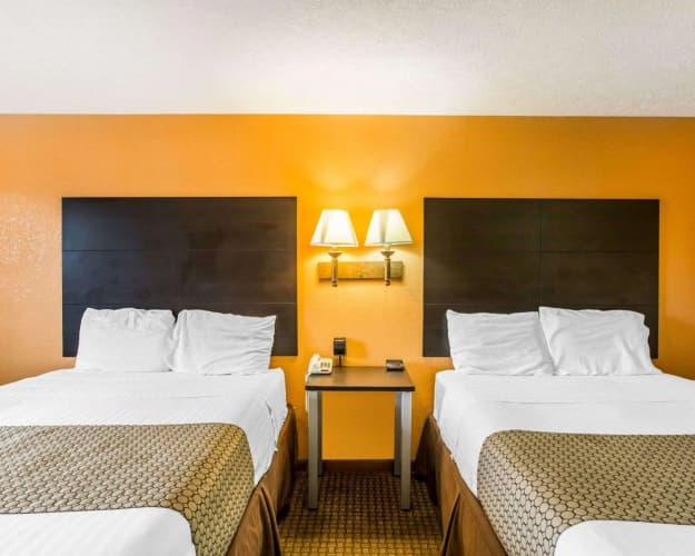 Econo Lodge North 4