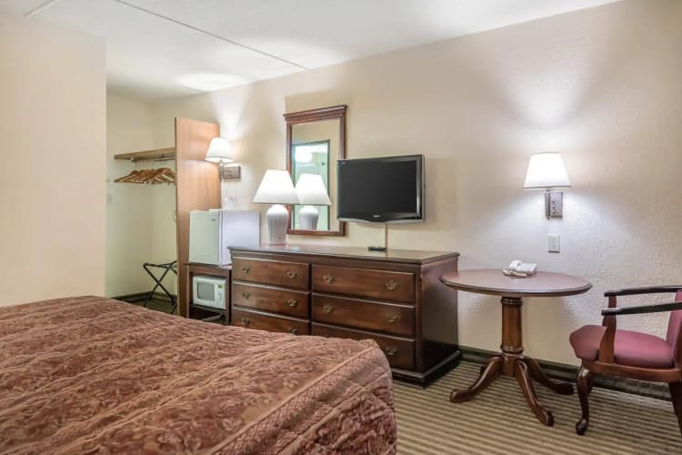 Econo Lodge Inn & Suites 4