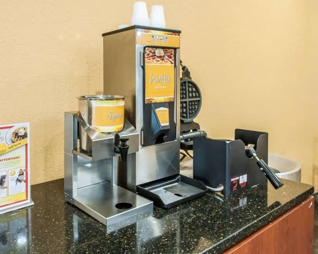 Quality Inn & Suites Kansas City I-435N Near Sports Complex 4