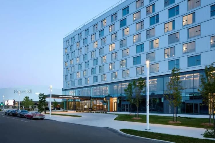 Courtyard By Marriott Montreal Laval 2