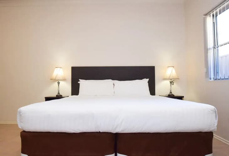Station Hotel Motel 5