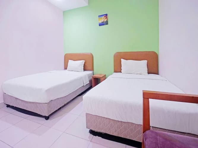 Super Oyo 90516 Hotel Night Queen Salak Tinggi 5