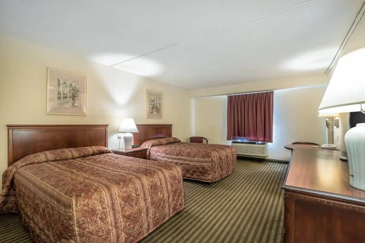 Econo Lodge Inn & Suites 5
