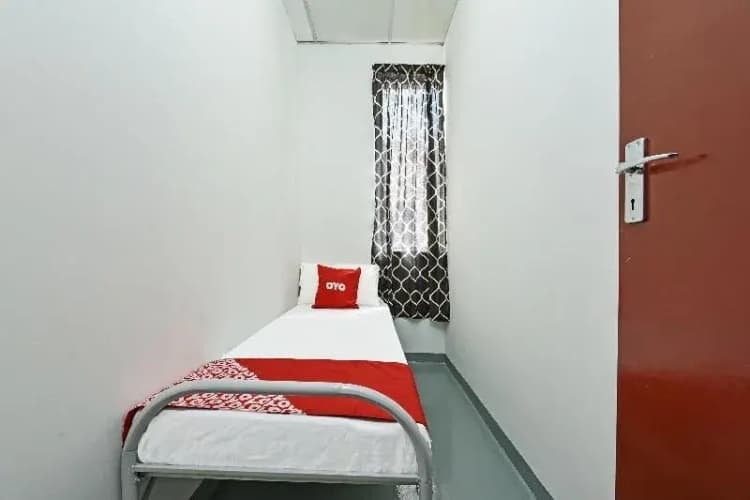 Spot On 90500 Sri Rampai Metro Hostel 4