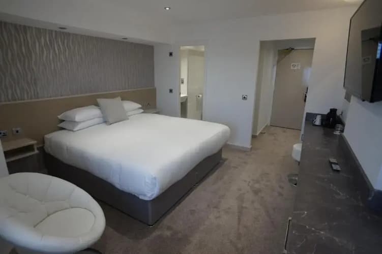 Damon's Hotel 4