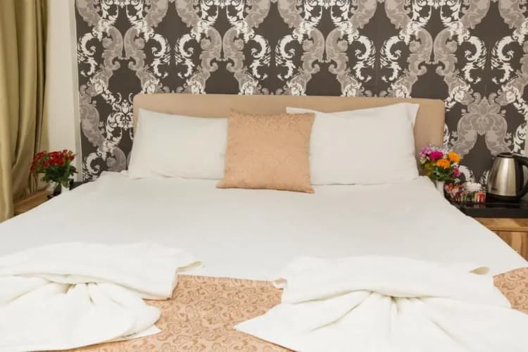 Honey Hotel 4