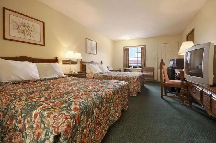 Econo Lodge 3