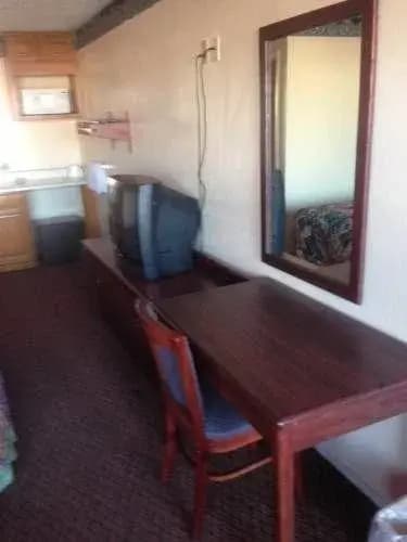Delux Inn Motel 4