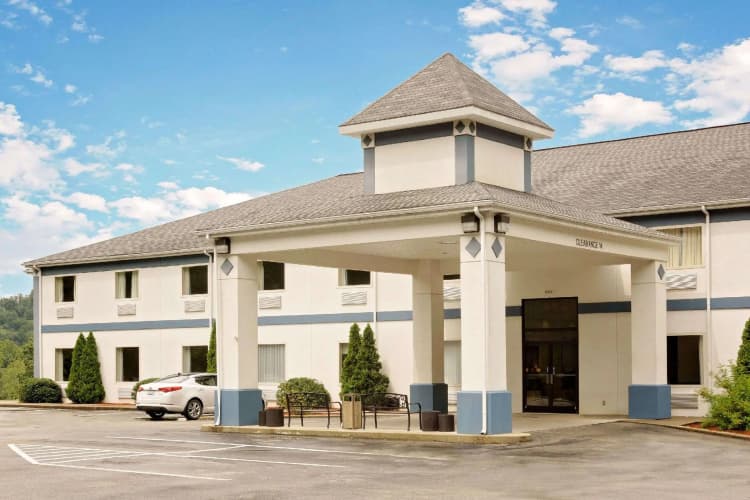 Magnuson Hotel West Liberty 2
