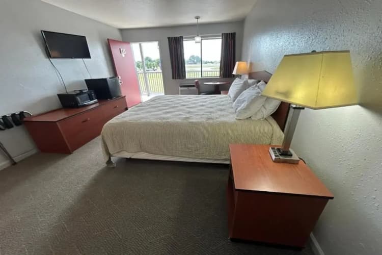 Capital O Aurora Inn Monett US 60 5