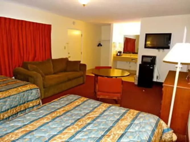 The Whispering Pines Motel Whitestone 4
