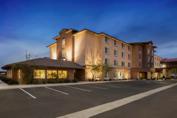 Holiday Inn & Suites Barstow 2