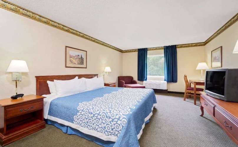 Magnuson Hotel West Liberty 5
