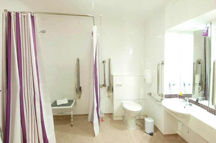 Premier Inn  Cheltenham Central (West/A40) 4