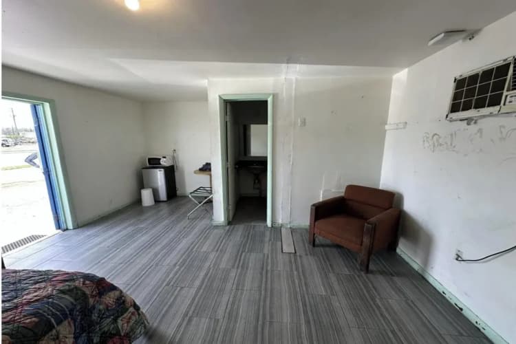 Base Motel By OYO South Tampa 3