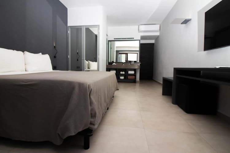 My Blue Hotel 2