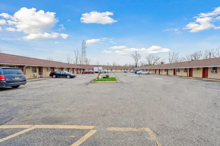 Flint Motel by OYO MI Near I-475 4