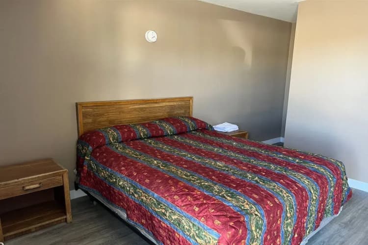 Carl's Motel 5