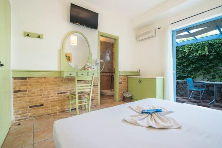 Saronis (Adults Only) 3