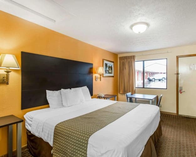 Econo Lodge North 5
