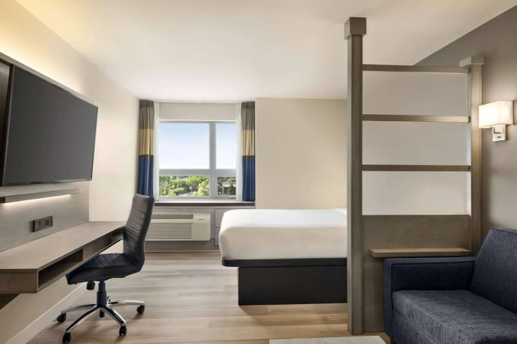Microtel Inn & Suites Montreal Airport-Dorval 2