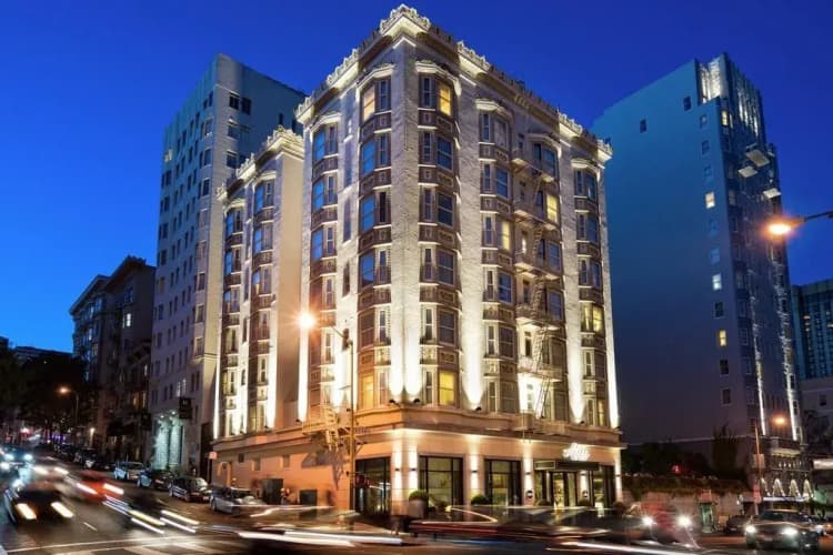 Staypineapple Chicago, An Iconic Hotel 2