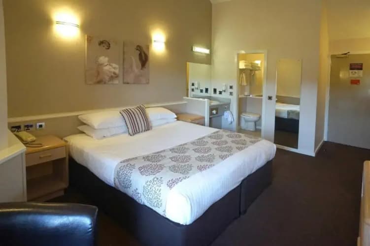 Damon's Hotel 3