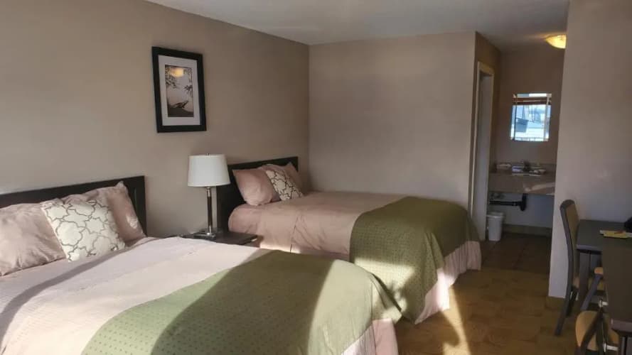 Shoreside Inn & Suites 4