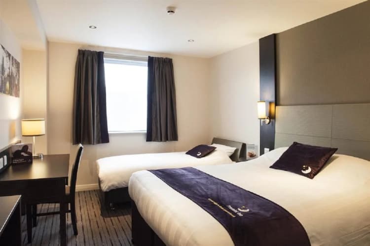 Premier Inn Woking Town Centre 5
