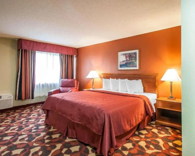 Quality Inn & Suites Kansas City I-435N Near Sports Complex 3