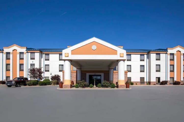 Quality Inn & Suites Arnold – St Louis 2