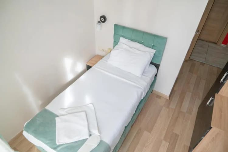 Loss Hotel 4