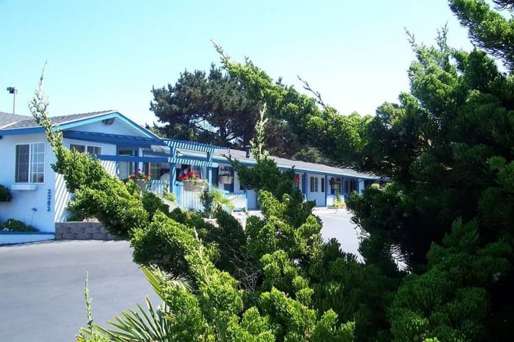 Monterey Fireplace Inn 4