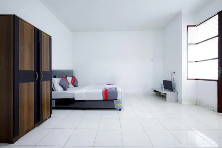 J&B Rooms Tomang By Oyo 3