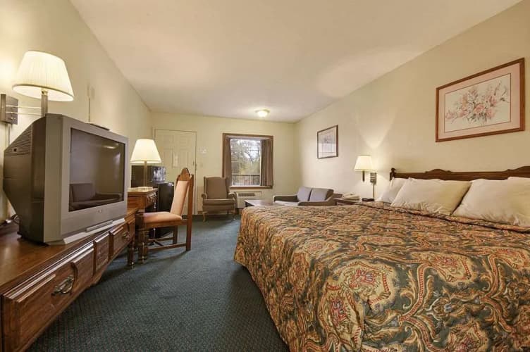 Econo Lodge 4