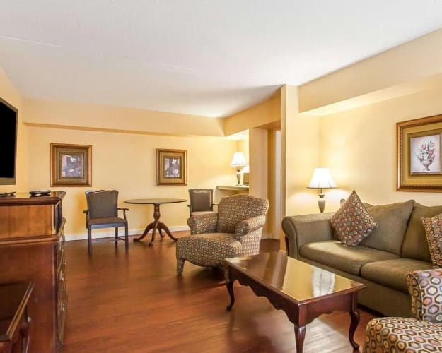 Clarion Inn & Suites University Center 4